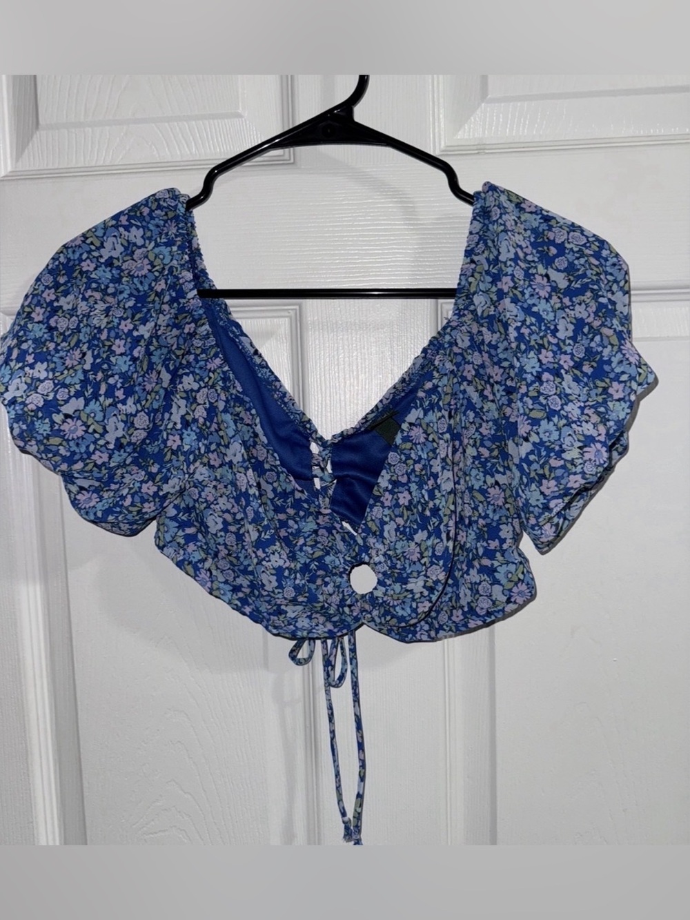 Wild Fable blue floral puff sleeve crop top. Size medium